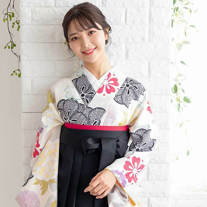 着物〉クリーム色 マーガレット柄 着物 〈袴〉紫色 花王冠刺繍袴